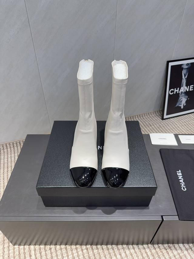 出厂: 独家顶级版本 Chane*小香25Vs秋季专柜最新靴子系列 圆头珍珠跟短靴 香奈儿女士钟爱简约又难以抗拒系 搭配展现与众不同的穿搭风格、自由混搭闪耀到位