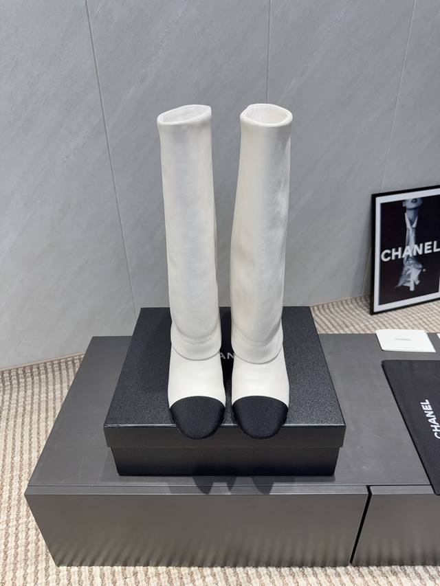 出厂: 独家顶级版本 Chane*小香25Vs秋季专柜最新靴子系列 圆头一脚蹬高靴 香奈儿女士钟爱简约又难以抗拒系 搭配展现与众不同的穿搭风格、自由混搭闪耀到位