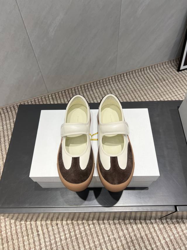 出厂: 独家顶级版本 The Row～小众潮牌25Vs秋季休闲新款系列 圆头横带休闲鞋 原版一比一打造舒适度、包裹性都比较好。个性十足，很好驾驭各种风格衣服搭配