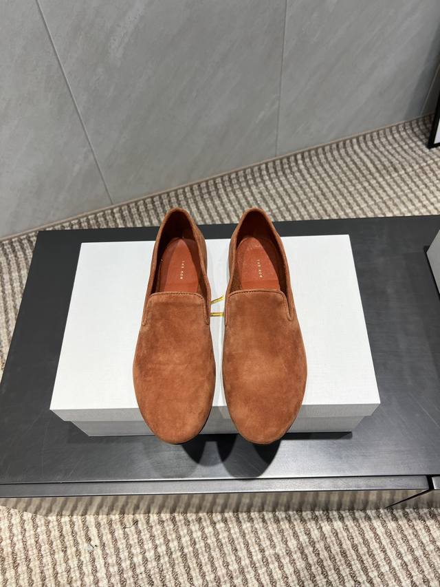 出厂: 独家顶级版本 The Row小众潮牌25Vs秋季新款乐福单鞋系列 圆头平底单鞋 原版一比一打造舒适度、包裹性都比较好。个性十足，很好驾驭各种风格衣服搭配