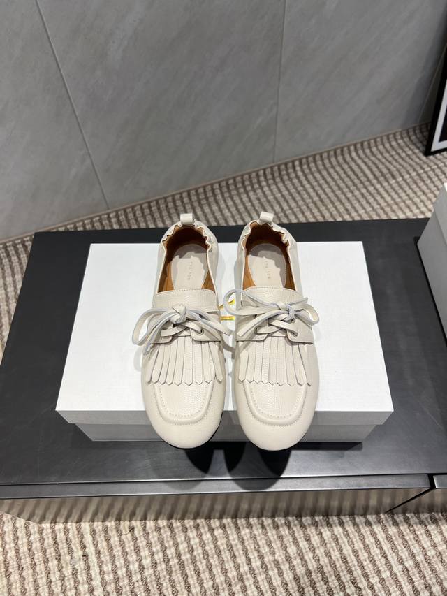 出厂: 独家顶级版本 The Row小众潮牌25Vs秋季新款乐福单鞋系列 圆头流苏乐福单鞋 原版一比一打造舒适度、包裹性都比较好。个性十足，很好驾驭各种风格衣服
