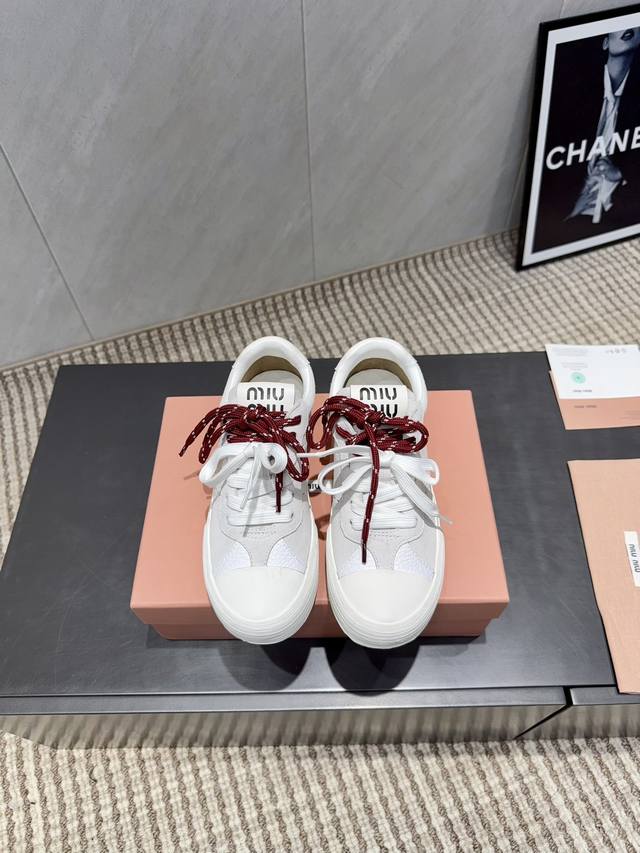 出厂： 独家顶级版本 缪缪Miumiu 2025Vs最新爆款休闲鞋系列 拼色厚底休闲鞋 Miumiu最新爆款 前卫大胆的设计，Miu Miu风格融于此款厚底帆布