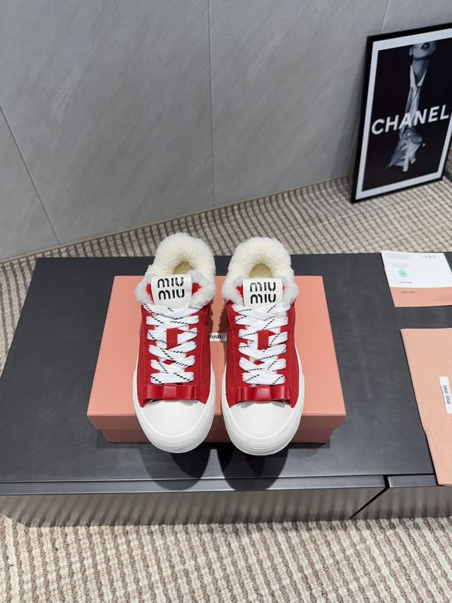 出厂： 独家顶级版本 缪缪Miumiu 2025Vs最新爆款休闲鞋系列 厚底毛里休闲鞋 Miumiu最新爆款 前卫大胆的设计，Miu Miu风格融于此款厚底帆布