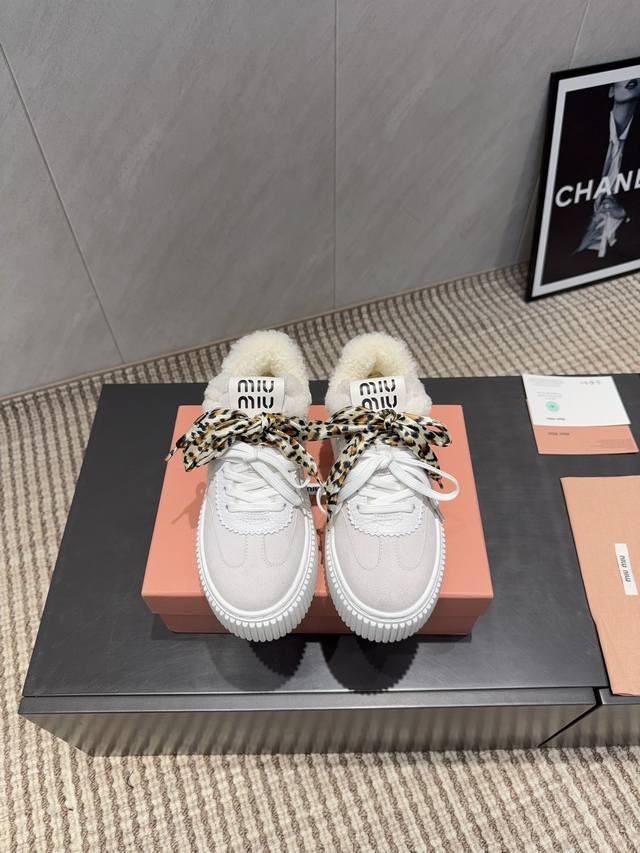 出厂： 独家顶级版本 缪缪Miumiu 2025Vs最新爆款休闲鞋系列 厚底毛里休闲鞋 Miumiu最新爆款 前卫大胆的设计，Miu Miu风格融于此款厚底帆布