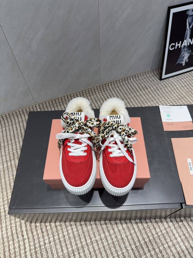 出厂： 独家顶级版本 缪缪Miumiu 2025Vs最新爆款休闲鞋系列 厚底毛里休闲鞋 Miumiu最新爆款 前卫大胆的设计，Miu Miu风格融于此款厚底帆布