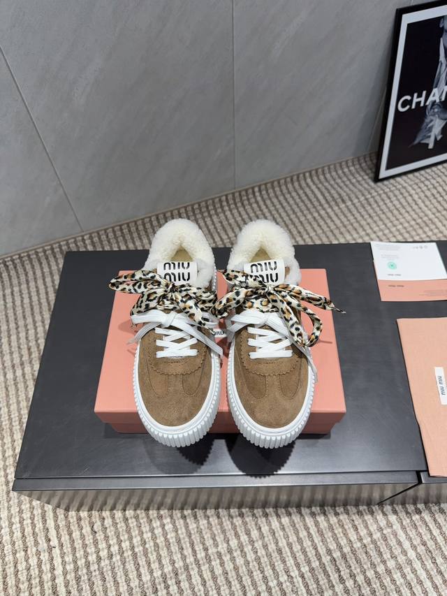 出厂： 独家顶级版本 缪缪Miumiu 2025Vs最新爆款休闲鞋系列 厚底毛里休闲鞋 Miumiu最新爆款 前卫大胆的设计，Miu Miu风格融于此款厚底帆布
