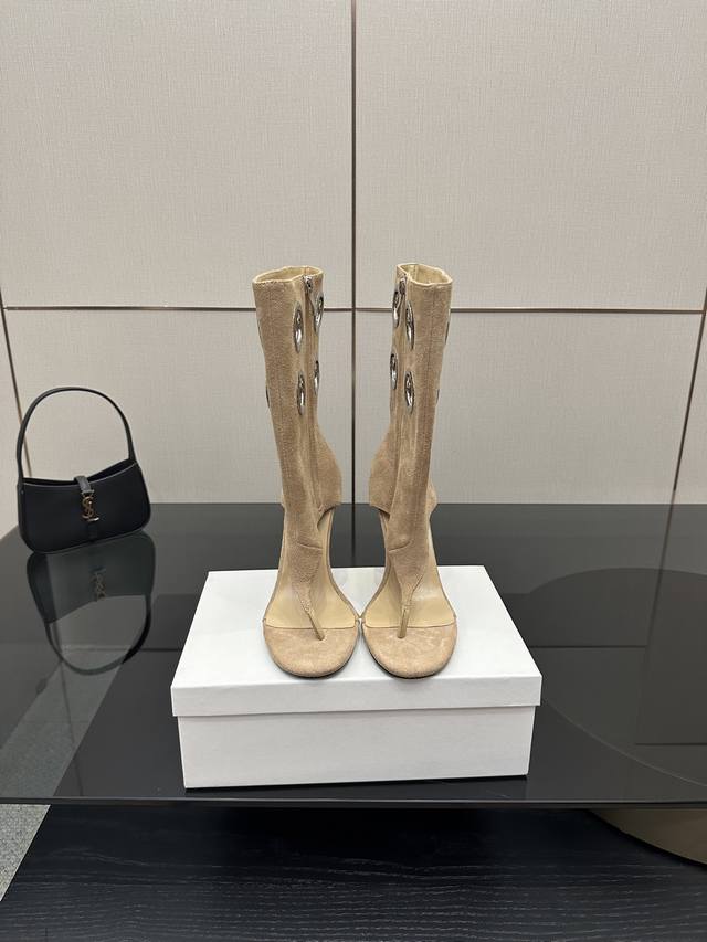 Abing Wang高跟夹脚 凉靴色系 这款短靴非常高级设计，主要是皮料选得高级 圆孔设计倍感魅力极致 任何风格都可以轻松驾驭 推出了这款散发着迷人魅力的单品。