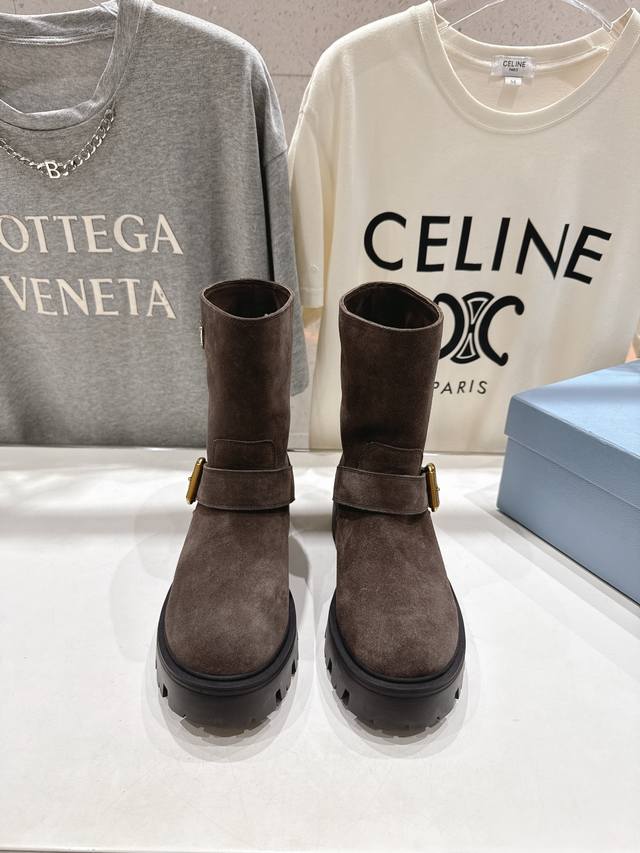 高版本出厂 Prada 普拉达F034 2025Ss最新三角扣厚底中筒靴马丁靴，非常耐看的一款 走秀款中筒靴 原版复刻 版型超正 超经典百搭款 超级耐看 耐穿