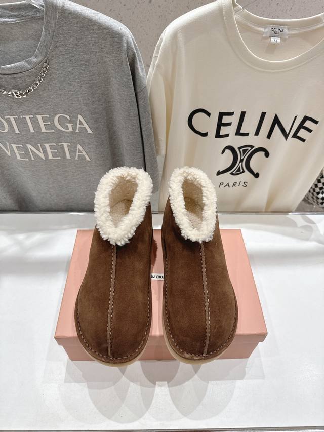 高版本出厂 Miumiu 缪缪F033 2025Ss秋冬走秀款 羊毛小短靴雪地靴毛毛鞋 经常出现在各大时装杂志封面 各路明星、小红书博主都有钟爱，上脚尤为惊艳到