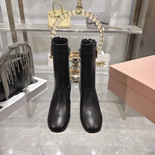 出厂 Miu Miu 25Ss 弹力 短靴 秋冬走秀新款短靴！ 今年最值得入手的靴子 没有之一！超多网红明星上脚 Miumiu今年秋冬确实泰酷辣 秋冬限定款 专