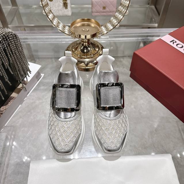 出厂钻扣 方扣 Roger Vivier 25秋冬新款Rv经典钻扣休闲鞋 原版复刻，最高版本 欧阳娜娜同款众多明星上脚，无论搭配裙装裤装休闲不失优雅！今年秋冬必