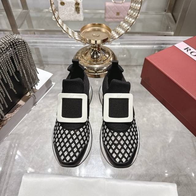出厂钻扣 方扣 Roger Vivier 25秋冬新款Rv经典钻扣休闲鞋 原版复刻，最高版本 欧阳娜娜同款众多明星上脚，无论搭配裙装裤装休闲不失优雅！今年秋冬必
