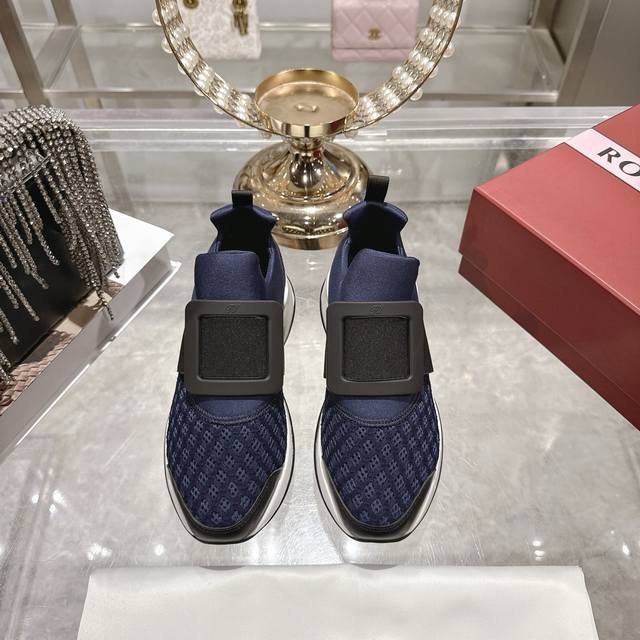 出厂钻扣 方扣 Roger Vivier 25秋冬新款Rv经典钻扣休闲鞋 原版复刻，最高版本 欧阳娜娜同款众多明星上脚，无论搭配裙装裤装休闲不失优雅！今年秋冬必