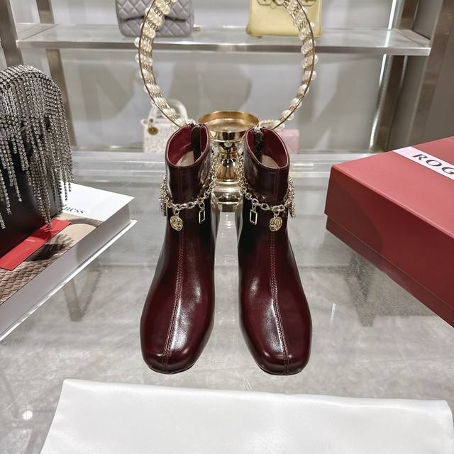 出厂 新款Viv Rangers经典短靴钻扣 几何粗跟设计脚感舒适后跟拉链设计 穿脱特别方便本款皮靴以漆皮手工制成点缀品牌钻扣，装饰链条浪漫的玫瑰饰扣，以及方形