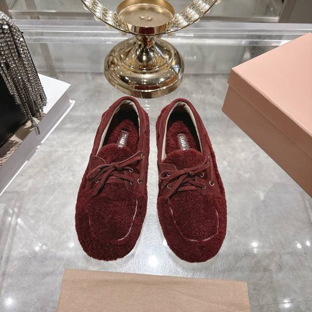 出厂 Miu Miu 缪缪秋冬新款Deck Shoes麂皮羊羔毛单鞋平底鞋 一脚蹬 复古鞋～ 俏皮的系带流苏，复古的干异色系，内里磨毛的 设计让穿着体验度更加高
