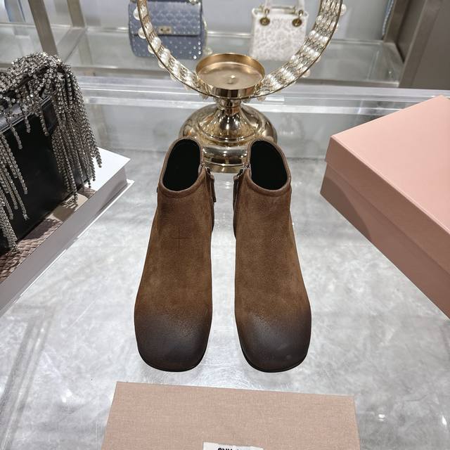 出厂价P Miumiu 2025Ss秋冬新款圆头短靴 Miu系全球限量款靴子，今年最值得入手的靴子 重工艺手工鞋 复古擦色牛皮短靴 满满的复古感！ 整个皮料选用