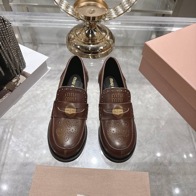 出厂 Miu Miu 25Ss 缪缪秋冬新款做旧半圆头单鞋 Miumiu 秋冬新款，细节的设计在一众乐福鞋中脱颖而出，整体鞋型圆滑秀气，一点不笨重，可以完全露出
