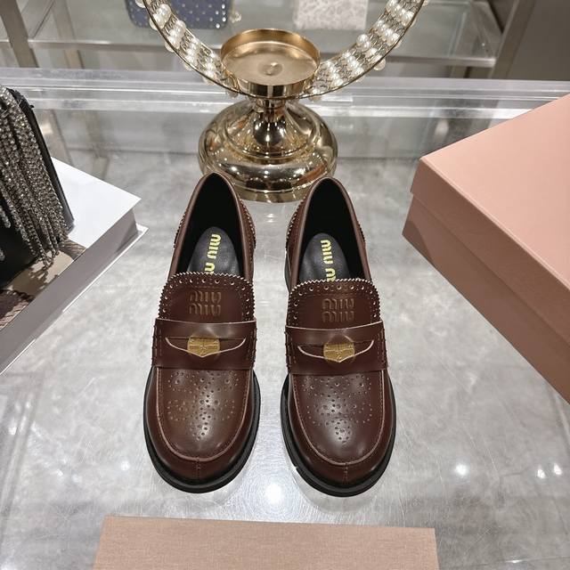 出厂 Miu Miu 25Ss 缪缪秋冬新款做旧半圆头单鞋 Miumiu 秋冬新款，细节的设计在一众乐福鞋中脱颖而出，整体鞋型圆滑秀气，一点不笨重，可以完全露出