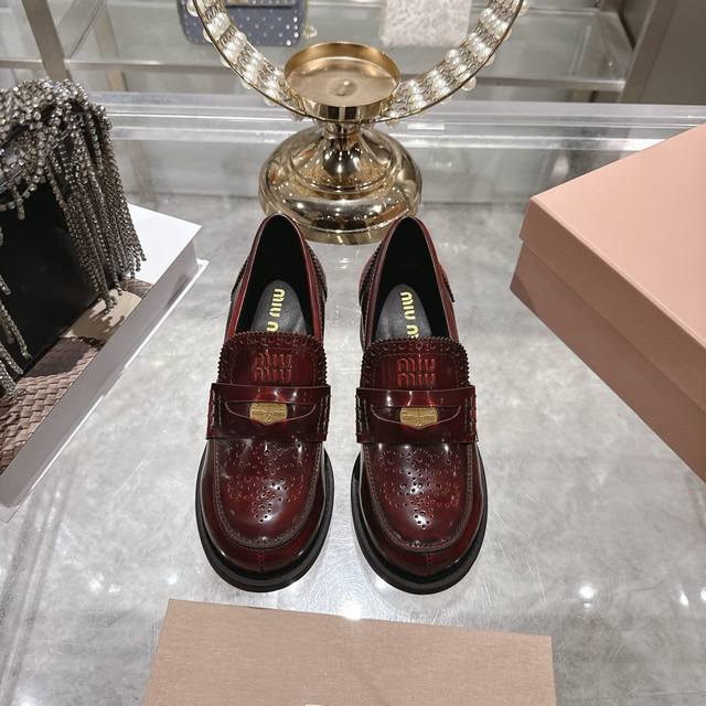出厂 Miu Miu 25Ss 缪缪秋冬新款做旧半圆头单鞋 Miumiu 秋冬新款，细节的设计在一众乐福鞋中脱颖而出，整体鞋型圆滑秀气，一点不笨重，可以完全露出
