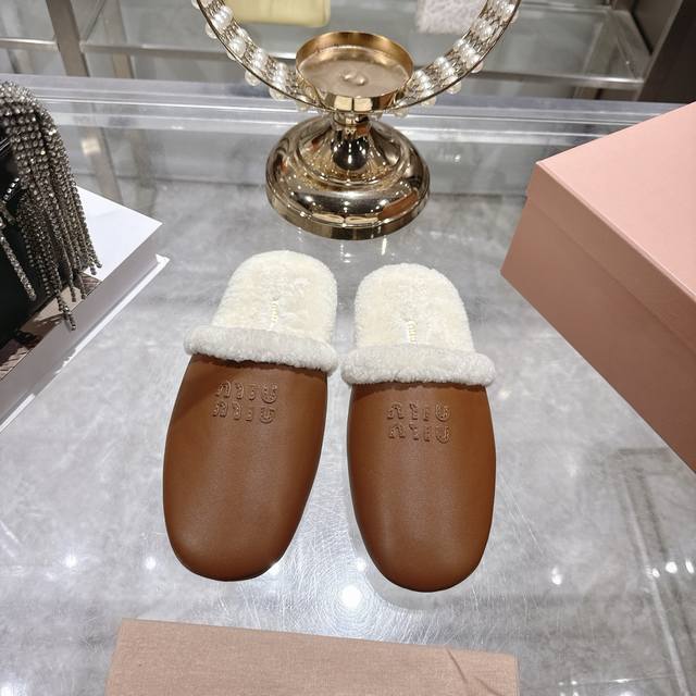 出厂 Miu25秋冬新款进口羊毛拖鞋包头半拖 简约造型，超轻原版开模鞋底，脚感妥妥满分 好穿好搭 鞋面：羊皮 豹纹 内里：进口羊毛 Size: 35-40 40