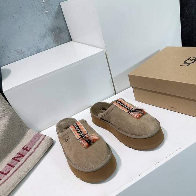 高品质出厂 ！顶级品质Ugg油鸡鸡25Ss秋冬新款厚底羊毛拖鞋民族风雪地靴 刘海拖 翻毛皮鞋面质感高级 一脚蹬设计 毛毛拖鞋 包头半拖穿脱方便复古撞色 搭配撞色