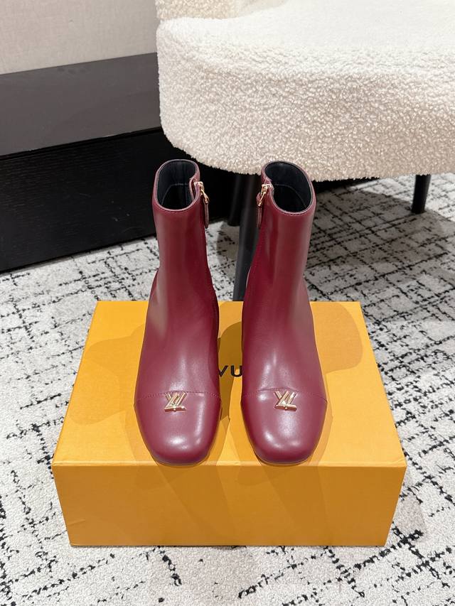 Louis Vuitton Lv 25 秋冬最新 Swing 高跟短靴 侧拉链短靴字母扣及踝靴 选用柔软 皮革塑造易于穿脱的设计，以利落线条彰显典雅风范。V形镂