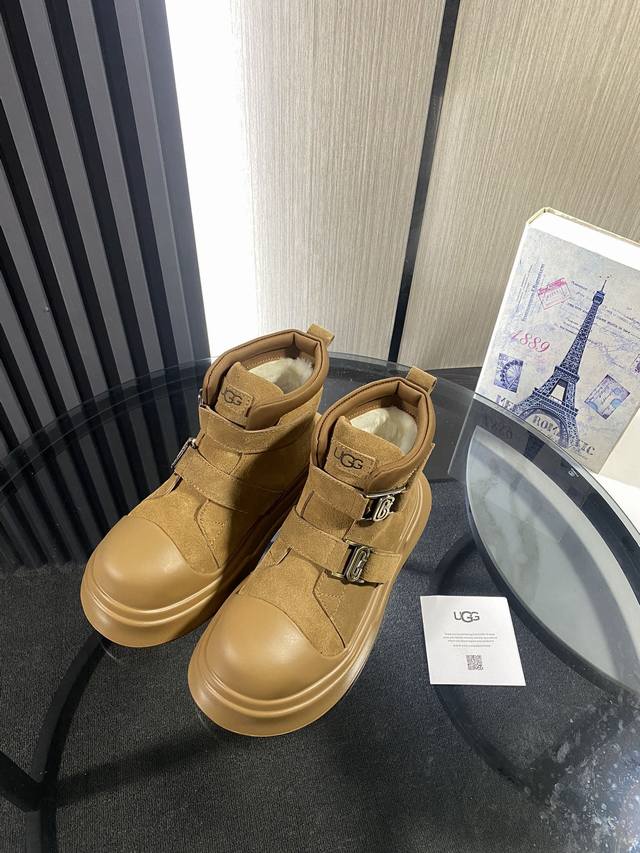 Ugg雪地靴 现货好拿 大头机车靴秋冬女性必备.保暖神器 源自澳洲，百搭2025新款，隆丰A级羊毛，顶级品质.反毛牛皮面料，与羊毛的绝美匹配， 高弹发泡鞋底，舒