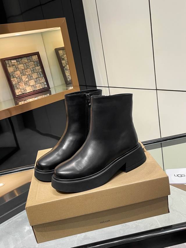 Ugg羊毛短靴 专柜最新款，官网还为更新， 休闲时尚百搭短靴。 面料 ：黑色打腊牛皮. 黑色磨砂 内里 ：纯澳洲进口皮毛一体百分之百的全羊毛 款式 ：专柜新品.