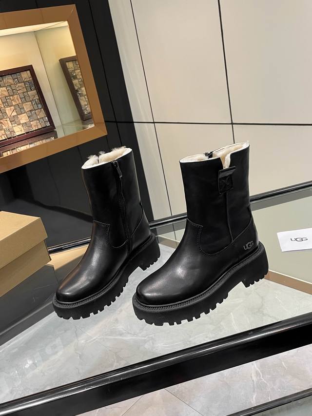 炸弹] 最高版本官网同款雪地靴机车靴：英伦复古风，超显瘦显腿长。款式百搭时尚： 面料：意大利打腊牛皮 内里和垫脚：澳洲进口纯百分之百的全真羊毛 大底：原版开模橡