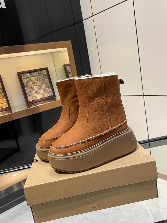 Ugg专柜新品，款式简洁大气 极简之美。 面料：进口防水磨砂牛皮 内里垫脚：澳洲进口百分之百纯羊毛。 大底：防滑橡胶发泡材质。轻便防滑 工艺：手工缝线点缀 颜色