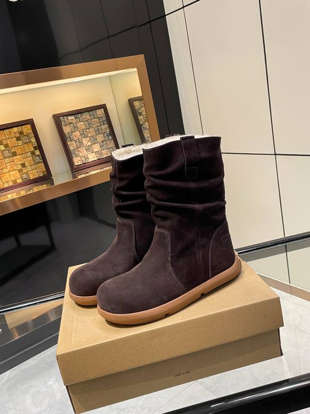 Ugg. 2025。小土豆大底。独家首发堆皱羊毛靴。 . 材质：面料，牛反绒 内里.垫脚.澳洲进口纯羊毛。 工艺。纯手工捏皱。 更加拉长大腿 Lyw的楦形 三色