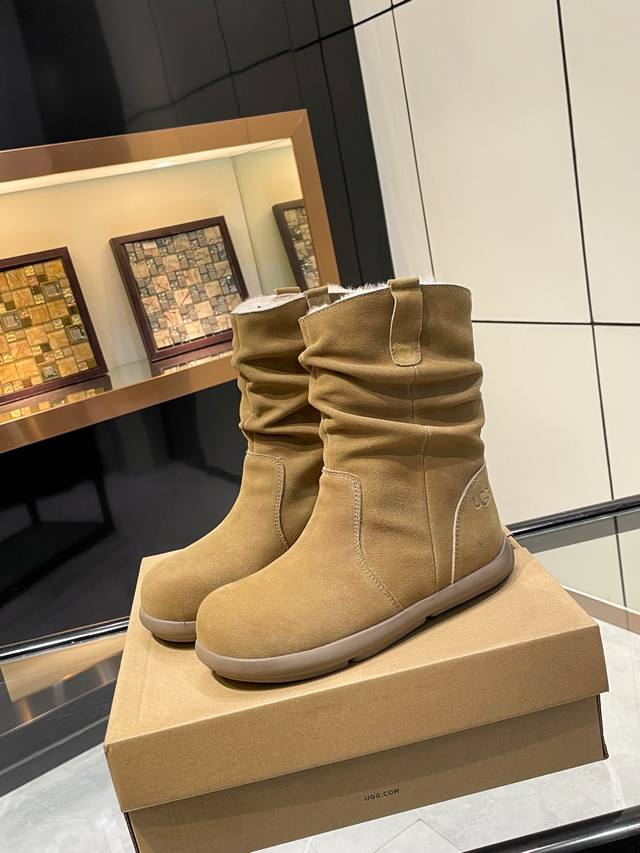 Ugg. 2025。小土豆大底。独家首发堆皱羊毛靴 . 材质：面料，牛反绒 内里.垫脚.澳洲进口纯羊毛。 工艺。纯手工捏皱。 更加拉长大腿 Lyw的楦形 三色可
