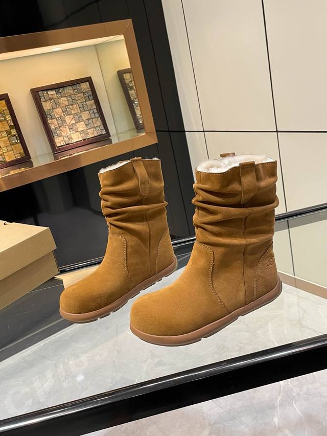 Ugg. 2025。小土豆大底。独家首发堆皱羊毛靴。 材质：面料，牛反绒 内里.垫脚.澳洲进口纯羊毛。 工艺。纯手工捏皱。 更加拉长大腿 Lyw的楦形 三色可选