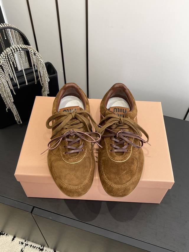 Miu Miu 缪缪 2025Ss秋冬走秀新款系带德训鞋休闲运动鞋 这款系带休闲运动鞋～日常穿着必选！上脚超级好看舒适经典百搭的绝绝子单品！ 面料：进口订制反绒