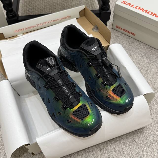 休闲款 Salomo*25Ss新款Xt Whisper潮流运动鞋. 融合户外功能性与都市潮流感，采用标志性的流线型鞋身设计，搭配大面积的透气网面结构，兼具视觉张