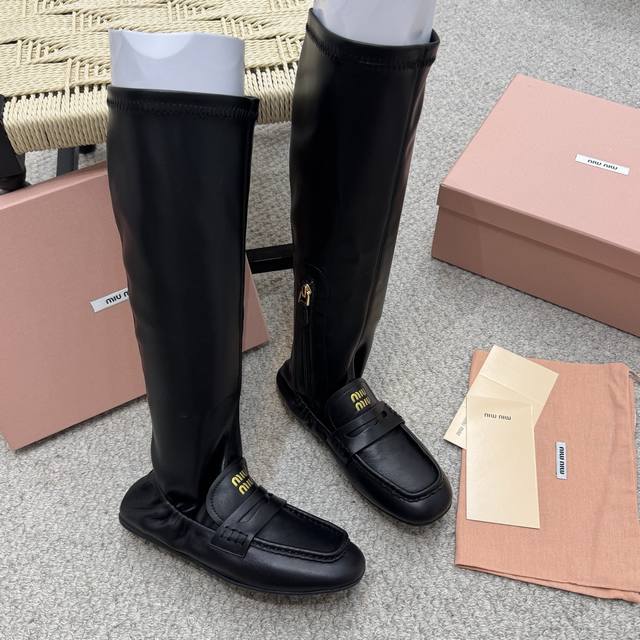 弹力靴 Miumiu缪缪2025秋冬最新走秀款长靴 走秀款出镜率最高的单品 Miu家订货会一鞋难求 超多明星时尚博主种草 细节扣子原版一比一复刻 今年最值得入手