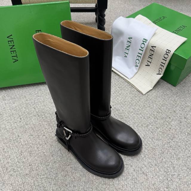 代购级长 短 Bv 2025秋冬最新今年肯定大火的长靴之一 大圆头高筒及膝款骑士靴子 Zp定制Bv原版皮 进口头层植鞣牛皮 棕色水染牛皮内里 Zp级别全新开模T