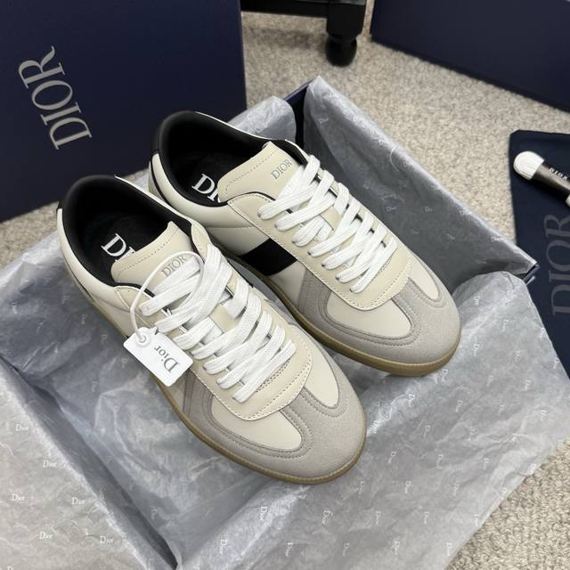 情侣款 男款10 Dior迪奥、独家开模首发、 面包鞋 情侣款 休闲 运动鞋 原版开发 做货 风格简约而不失格调。 面料: 原版定制进口头层牛皮 内里: 原版定