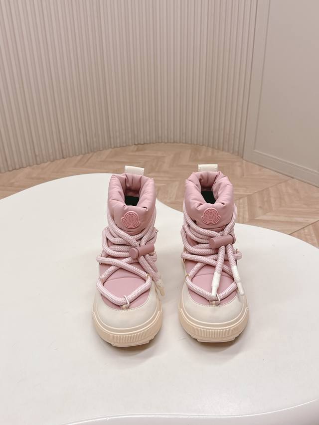 出 Moncler2025新款雪地靴 奢华与功能的完美融合 行走的羽绒服:防水尼龙+加绒内里，-10℃也能暴走雪地 工业风美学:粗绳鞋带+撞色，机能感拉满 低调
