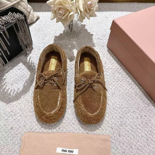 Miu Mi 25年走秀新款♀毛毛乐福鞋火爆来袭，常年穿搭必备单品 鞋面垫脚采用定制进口泰迪羊毛复古工艺，使整双鞋都透露着随性和洒脱，鞋面采用简约系带蝴蝶结设计