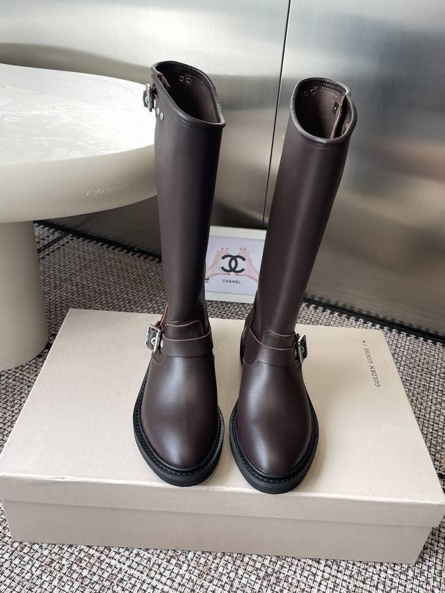 Ggdb Golden Goose 25Ss秋冬新款 复古长筒靴骑士靴 采用优质真皮制作 质感细腻且耐用 能呈现出良好的光泽感 属于高筒骑士靴款式 鞋身带有金属