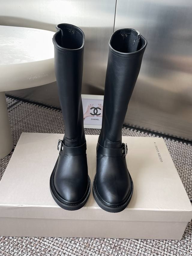 Ggdb Golden Goose 25Ss秋冬新款 复古长筒靴骑士靴 采用优质真皮制作 质感细腻且耐用 能呈现出良好的光泽感 属于高筒骑士靴款式 鞋身带有金属