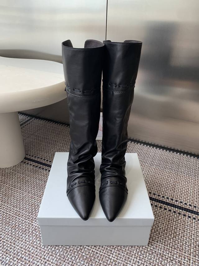 Unfolio 小众品牌 秋冬新款 复古长靴 堆叠感及膝靴 堆叠感踝靴 黑色甄选小牛皮 皮质光滑细腻，纹理自然流畅 触感紧实且富有光泽 呈现低调优雅的质感 反毛