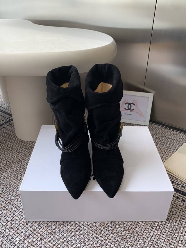 Isabel Marant 25Ss新款 麂皮小猫跟堆堆靴 采用绒面材质 呈现出温暖柔和的质感 自带复古氛围 鞋筒可翻折 增添随性风格 鞋身配有多圈棕色绑带 搭