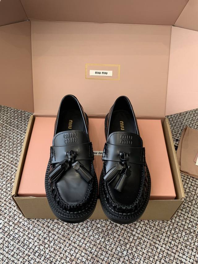 Miu Miu 缪缪 25Fw Deck Shoes新款流苏乐福鞋 融合复古与时尚乐福鞋的经典版型搭配流苏装饰 增添灵动俏皮感 厚底设计又带有些许复古英伦风，同