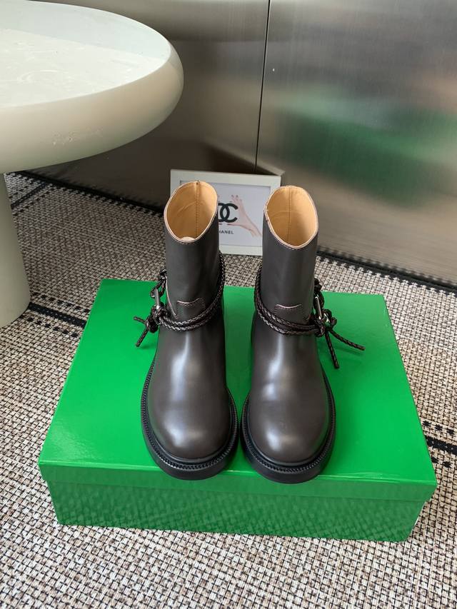 Bottega Veneta Bv秋冬新款 一脚蹬时尚 短靴 骑士靴 太酷了 一眼就爱上，这双绳结靴必须锁死 经典绳结编织缠绕靴身，搭配标志性三角金属扣，黑银碰