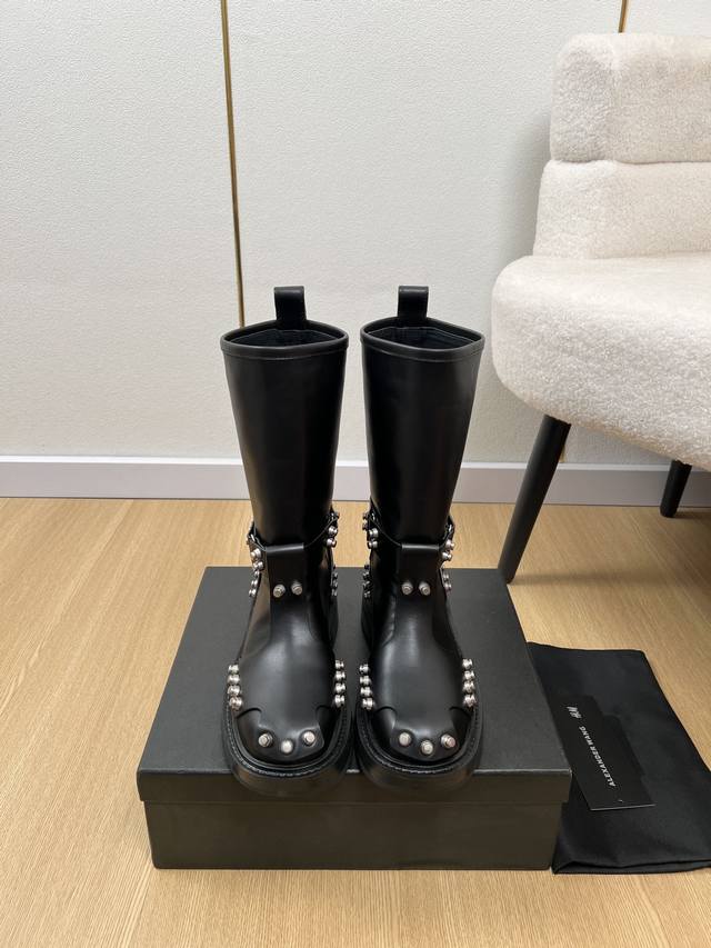 Alexanderwang｜亚历山大王 2025 大王家2025秋冬新品专柜最新爆款金属柳钉扣机车短靴系列 个性御姐风 超有质感 爱了爱了 该款设计简约上脚时尚