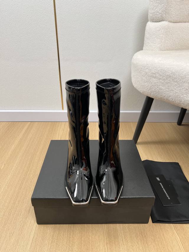 Alexanderwang｜亚历山大王 2025 大王家2025秋冬新品专柜最新爆款方头金属扣高跟弹力靴系列 个性御姐风 超有质感 爱了爱了 该款设计简约上脚时