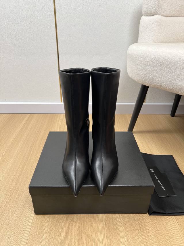 Alexanderwang｜亚历山大王 2025 大王家2025秋冬新品专柜最新爆款尖头字母Logo短靴长靴系列 个性御姐风 超有质感 爱了爱了 该款设计简约上