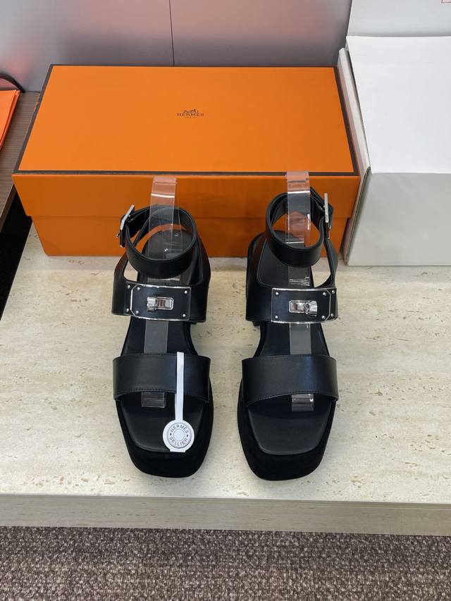 工厂P价P 莞产 代购级 爱马仕 Hermes 2025春夏新款 Kelly扣 Lola拼色粗跟女鞋 H家高跟厚底防水台圆头罗马风交叉带凉拖鞋 材质：鞋面进口小